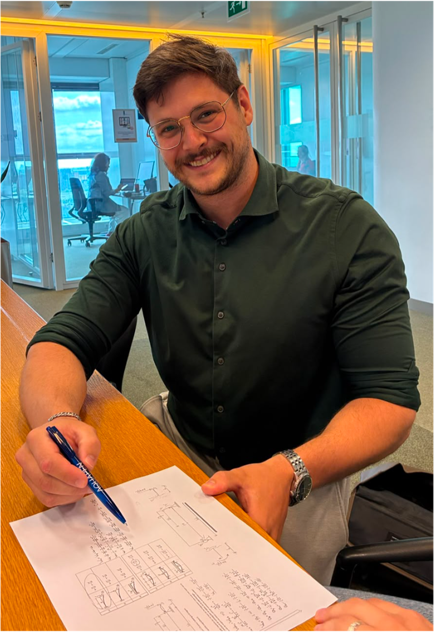 Ronald van den Berg tijdens het uitleggen van een technische opgave
